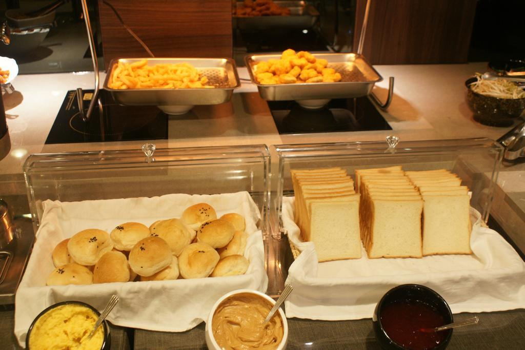 Maple Hotel Tajnan Kültér fotó